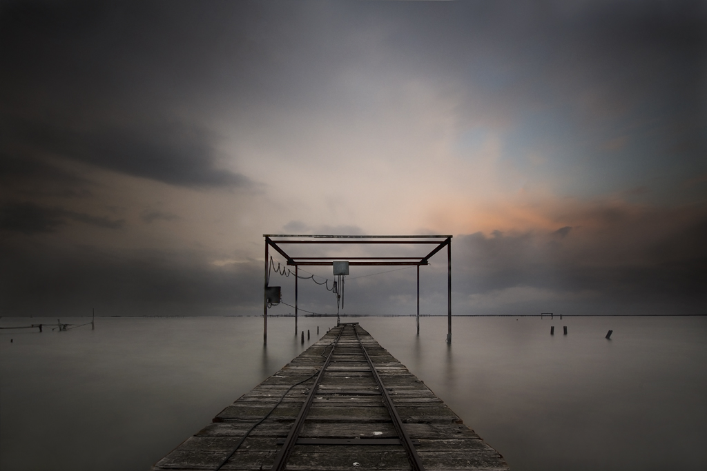 André Alessio, Photographe Montpellier, Graphylight, Pose longue, Ponton, Nuages, Sombre, Étang de Thau, Coucher de soleil