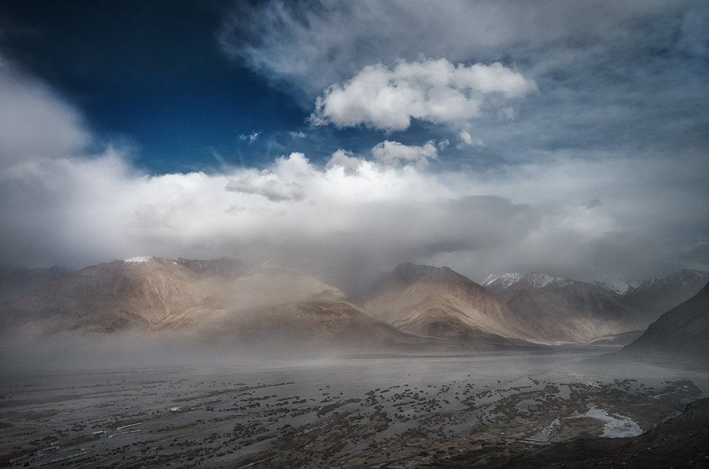 Sandstorm, Diskit, Ladahk, India, Ride in the clouds