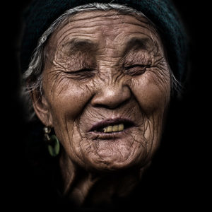 Artfreelance, Wase, Market, Yunnan, Old, Woman, Smile, André Alessio, Graphylight