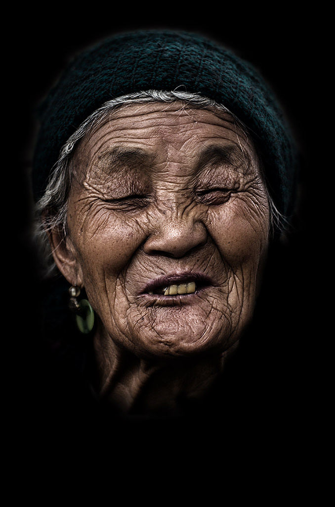 Artfreelance, Wase, Market, Yunnan, Old, Woman, Smile, André Alessio, Graphylight