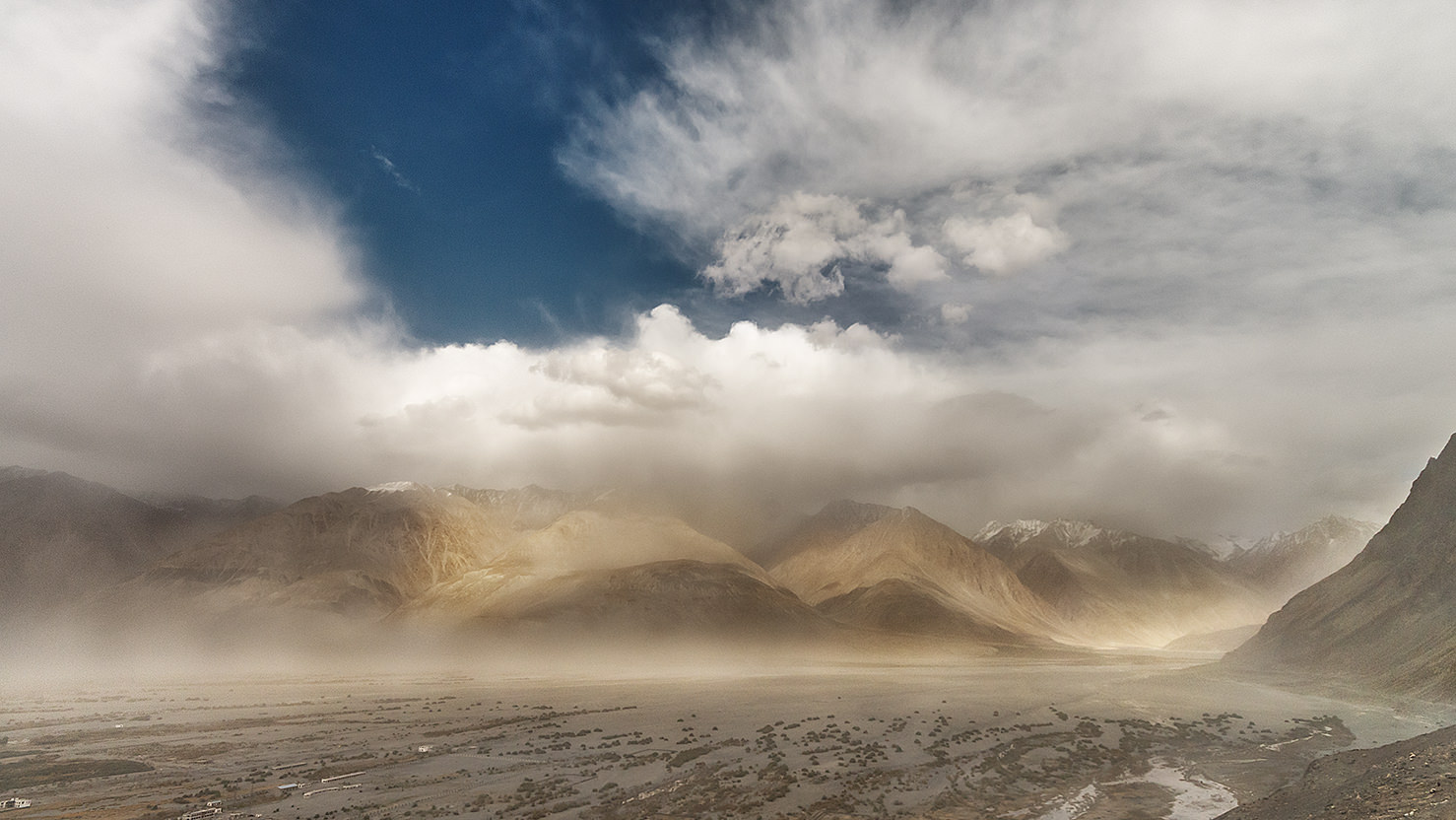 Sandstorm, Diskit, Ladahk, India, Ride in the clouds